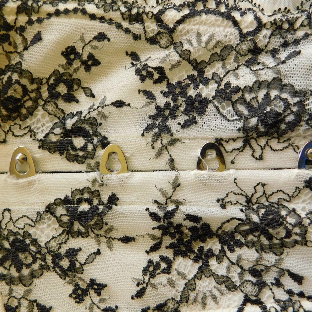 Overbust Lace Corset With a Few Imperfections - Picture 4 of 4
